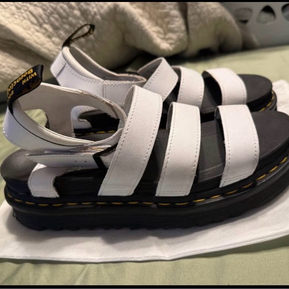 DR. MARTENS BLAIRE SANDALS
Size 9 (EU41)